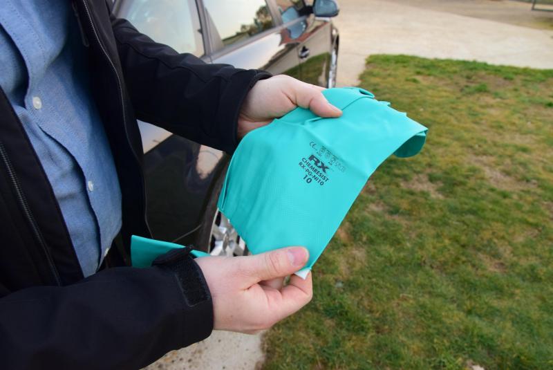 Het is aangeraden altijd drie paar chemieresistente handschoenen bij te hebben.
