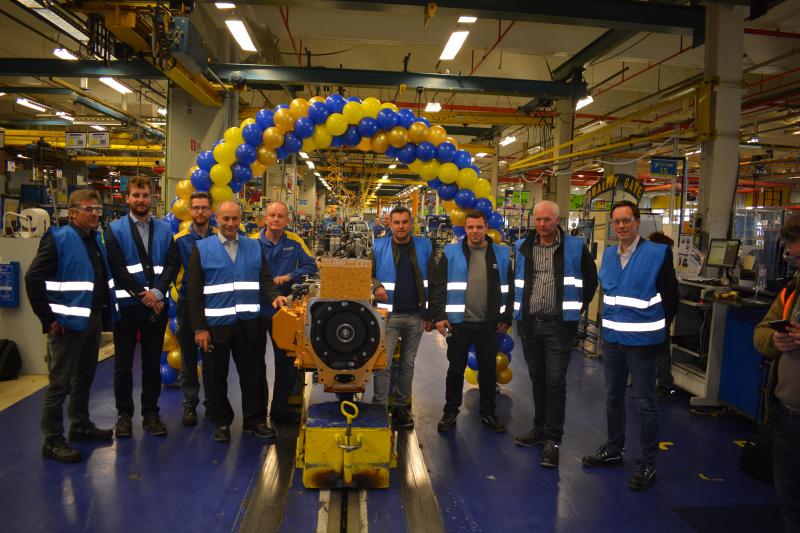 De 75.000ste CVT gaat naar de firma Grondwerken Van Der Velden, die onder leiding staat van Kees (tweede van rechts) en Antonio (derde van links). Het duo wordt links geflankeerd door dealer Tim Kenis en rechts Tomas Lekens, marketing manager van New Holland in de Benelux.