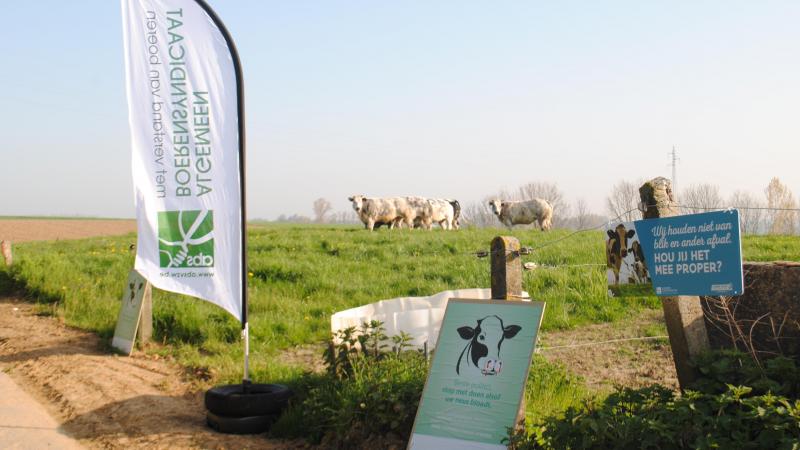 Na de actie van vorig jaar ‘Beste politici stop met doen alsof uw neus bloedt’ start het ABS nu de Back to Sender-actie, samen met de milieuorganisatie Recycling Netwerk Benelux.