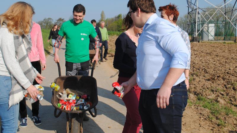 Het is voor boeren vrijwel onmogelijk om alle blikjes op te sporen en op te ruimen voorafgaand aan het maaien. Er hangt echter een grote prijs aan het niet opmerken van een blikje: dierenleed en dierensterfte.