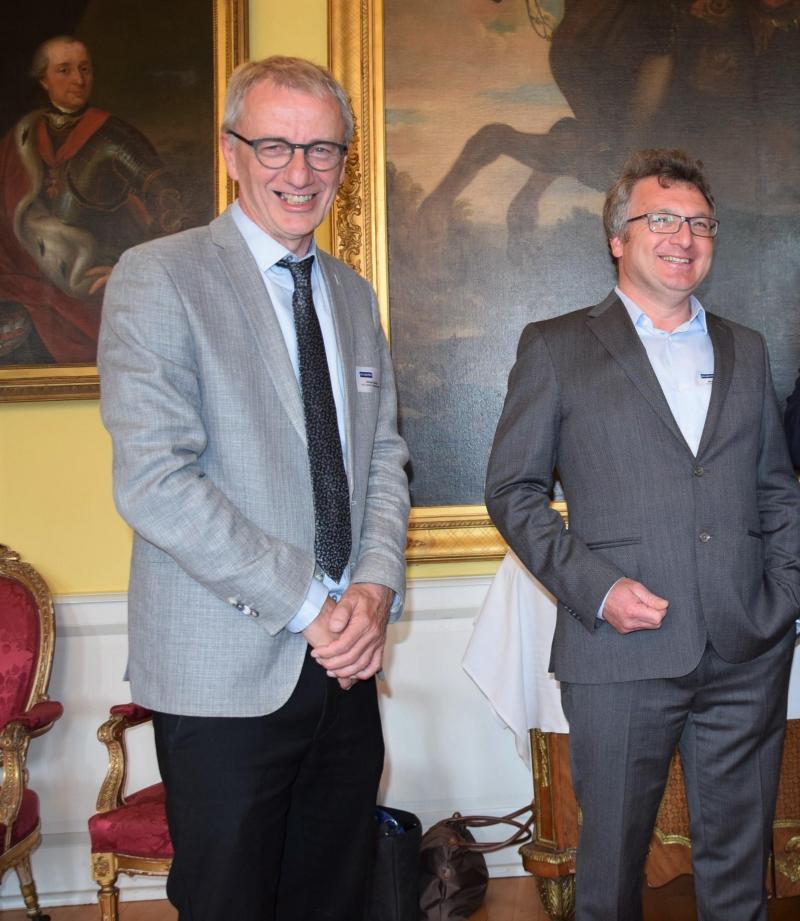 Wouter Merckx, directeur van TRANSfarm (rechts), en Gerard Govers, vicerector van de groep Wetenschap & Technologie, verwachten veel van de interfacultaire en multidisciplinaire aanpak van de testboerderij.