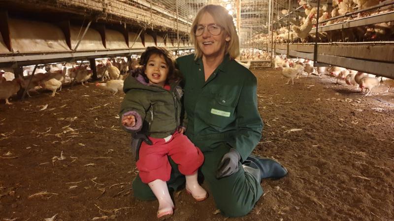 Kleine Amelia (2) vertoeft graag in de stal met haar oma Marja.