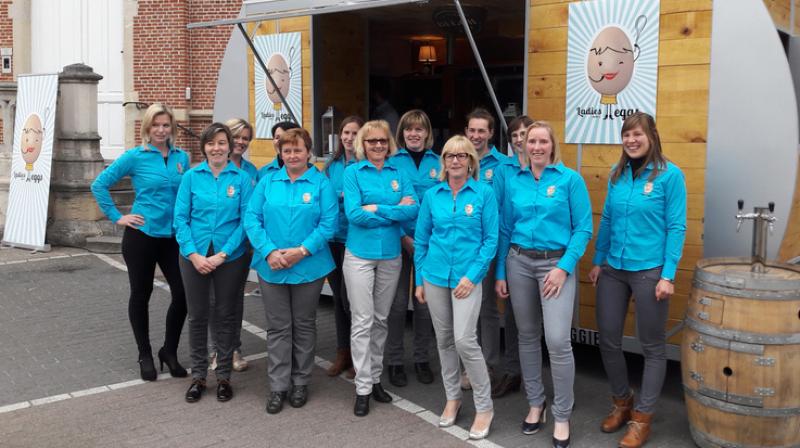 Marja en Ellen zijn allebei lid van de Ladies with l'Eggs, een twintigtal leghennenhoudsters die acties ondernemen om het ei promoten bij het grote publiek. Dat vinden ze erg verrijkend.