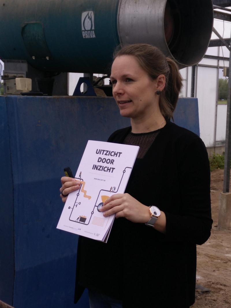 Projectleider Ellen Vos toont één van de brochures opgesteld tijdens het project.