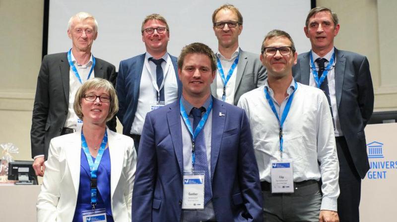 Op 7 juni was het de inauguratie van de leerstoel Poultry Health Sciences.
Onderaan: prof. dr. Siska Croubels (promotor leerstoel), prof. dr. Gunther Antonissen (leerstoelhouder), prof. dr. Filip Van Immerseel (promotor en woordvoerder leerstoel)
Bovenaan (li – re): prof. dr. Richard Ducatelle, dierenarts Maarten De Gussem (Vetworks / Poulpharm, schenkende partner), prof. dr. Rik Van de Walle (Rector Universiteit Gent) en prof. dr. Frank Gasthuys (Decaan Faculteit Diergeneeskunde, Universiteit Gent)