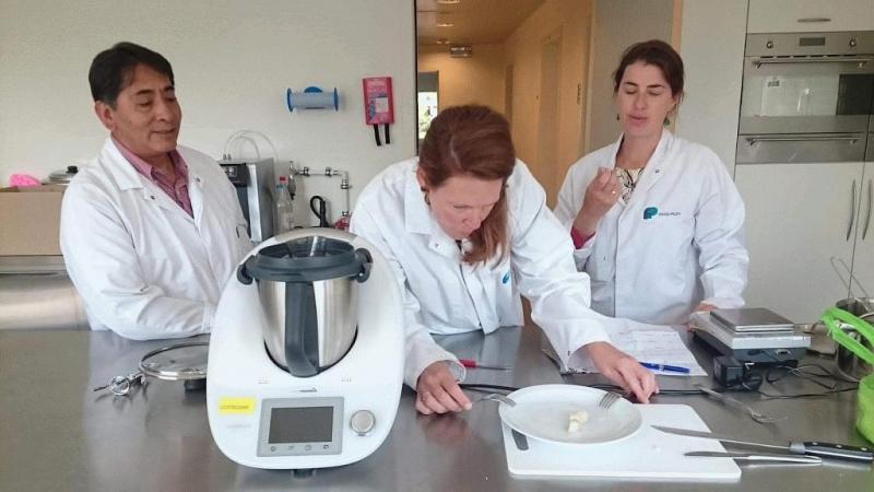 Marianne De Meerleer van HOGENT (midden) en Nathalie Bernaert van ILVO (rechts) onderzoeken samen met Thomas Ancco Vizcarra, landbouwkundig onderzoeker van de Universidad Unajma, hoe ze het productieproces van de tunta’s kunnen optimaliseren.