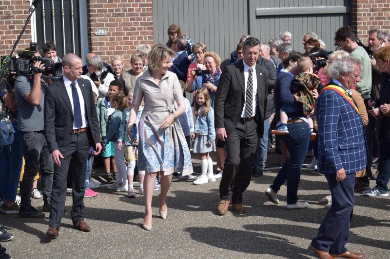 De outfit van Koningin Mathilde was stevig genoeg voor een boerderijbezoek. Dat bewees één van de koeien, die even op haar jurk knabbelde.