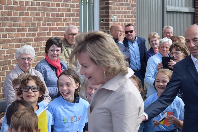 Koningin Mathilde praatte gezellig met de kinderen en andere fans die haar verwelkomden.