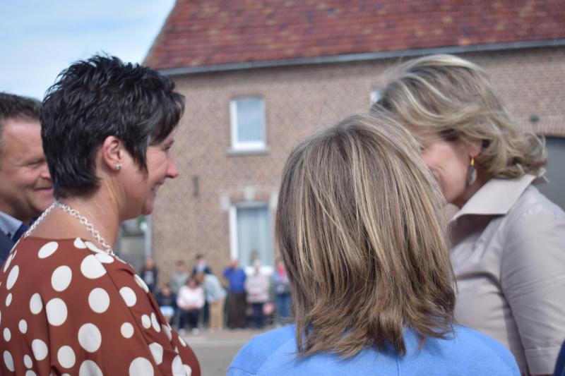Koningin Mathilde in gesprek met Annick Strauven uit Heers over het melk- en vleesvee, de zorgboerderij, de aardbeien en de akkerbouwtak op haar bedrijf.