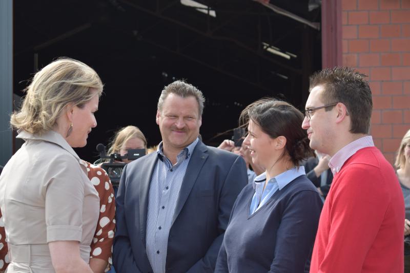 Inges dochter Lenka vertelt de Koningin dat ze afstudeert en overweegt om later het bedrijf over te nemen.