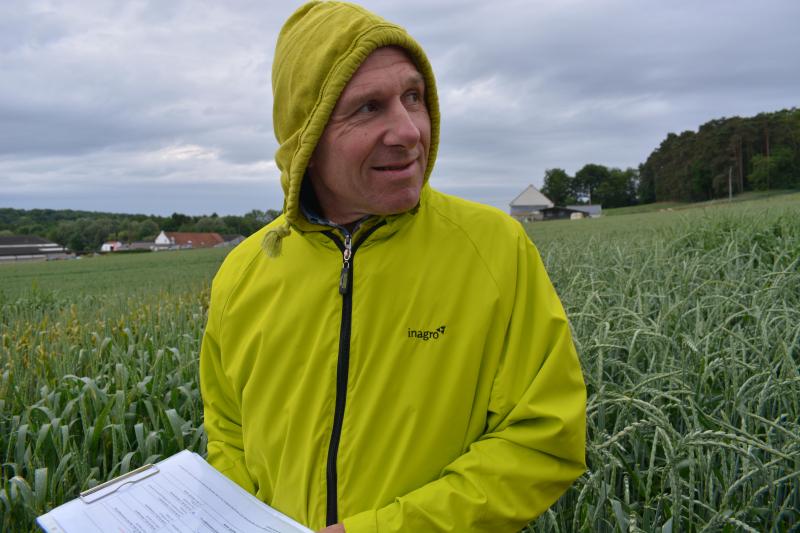 Alain Vandaele (Inagro) geeft toelichting bij het proefveld wintertarwe en spelt te Huldenberg.
