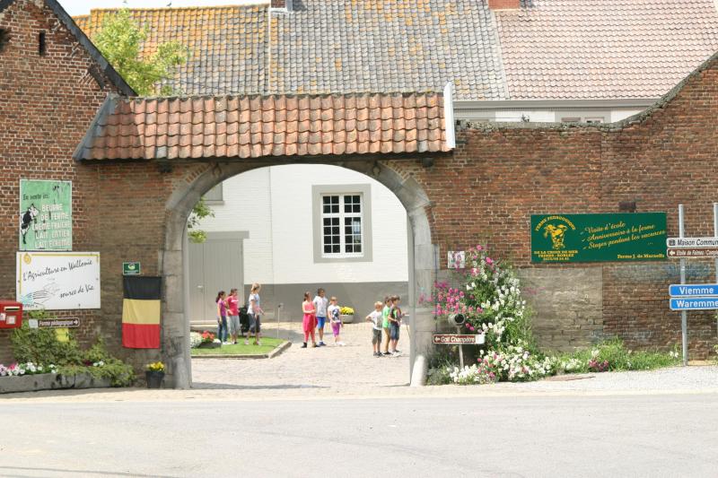Het koppel de Marneffe-Laruelle baat in Borlez La Ferme de la Croix de Mer uit. Het is een bedrijf met een veestapel van 200 Belgische Witblauwe runderen en een 30-tal melkkoeien. Maar toch wordt ongeveer de helft van hun tijd ingenomen door pedagogisch onthaal op de hoeve.