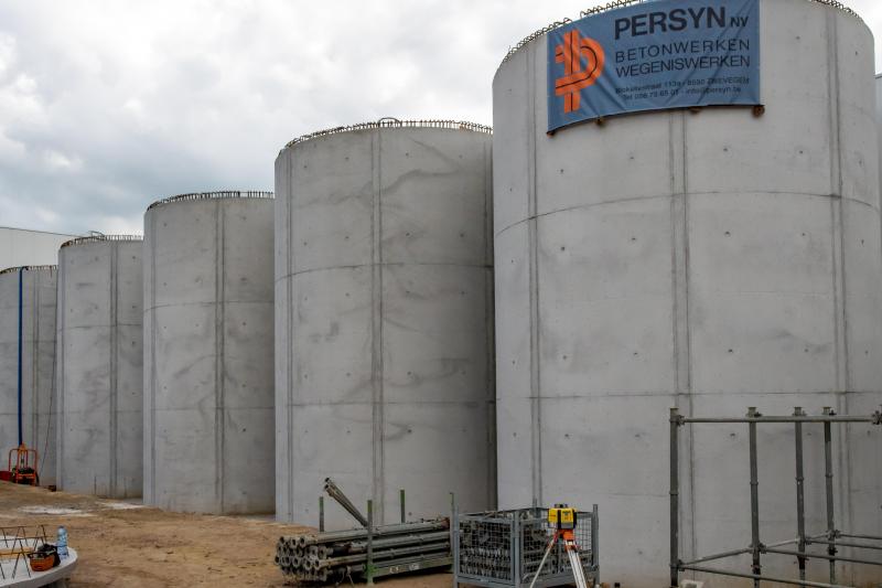 Vijf regenwatersilo’s vlakbij de kistenloods zullen de hoge gevelserre en de inkomzone ondersteunen én regenwater stockeren voor gebruik in de serre.