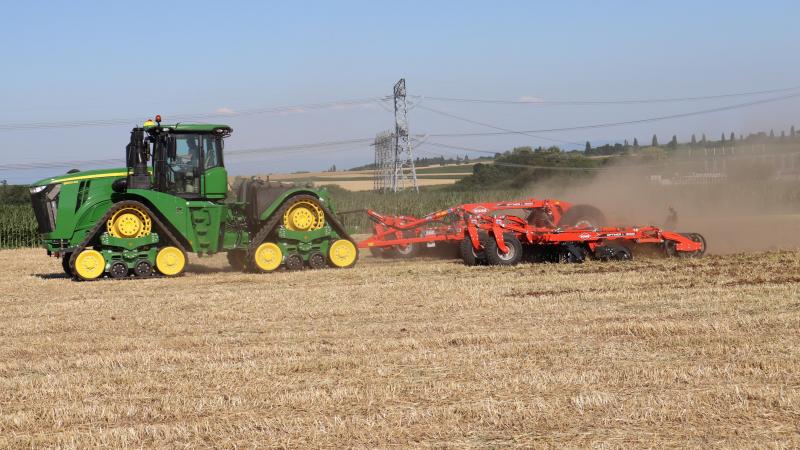 Een vals zaaibed creëren en mechanische onkruidbestrijding kan op grote percelen gebeuren met een schijveneg van 12 m, zo wordt de chemische bestrijding beperkt.