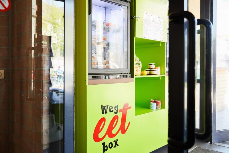 In Sint-Maartensdal in Leuven staat een wegEETbox. Buurtbewoners en andere Leuvenaars kunnen er voedseloverschotten inzetten of uitnemen. Zowel particuliere als professionele voedseloverschotten zijn welkom.