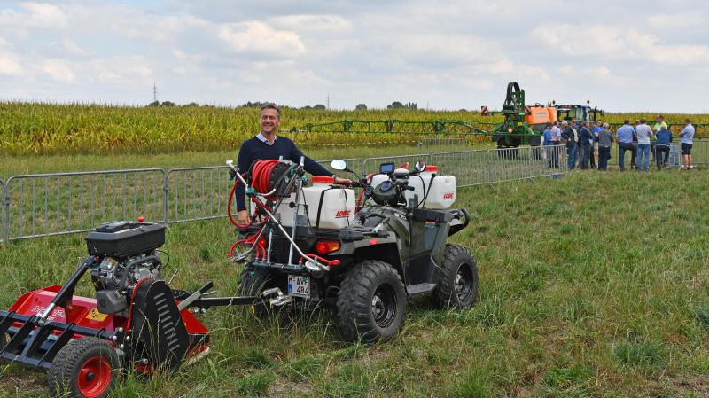 Bart Naeyaert, West-Vlaams gedeputeerde voor land- en tuinbouw, kwam het onderzoek van Inagro van nabij bekijken.