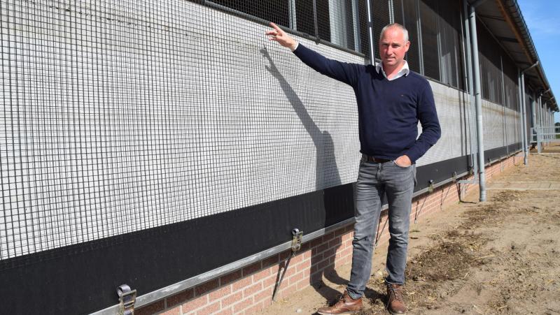 De stal is uitgerust met regelbare afsluitgordijnen met klimaatsturing. De familie Snels koos voor witte transparante zeilen , toont Bart Janssen van ASD-Groep en Vervaeke.