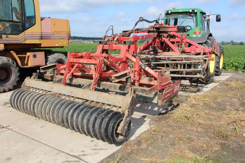Om zijn grond zo veel mogelijk te sparen bestaat de hoofdgrondbewerking uit een werkgang met een voorzetwoeler met getrokken rotorkopeg erachter.