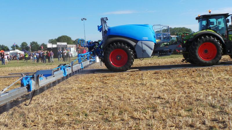 Tijdens de demo reden de spuitmachines over een ISO-gecertificeerde hobbelbaan van ILVO. Op die manier blijven de oneffenheden op het terrein voor iedereen gelijk.