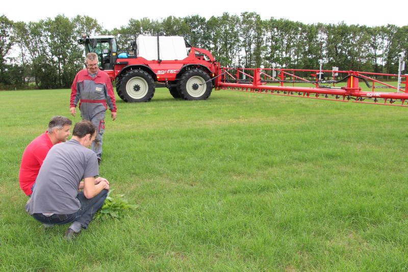 Betten (met donkergrijs t-shirt): “Uiteraard gaan wij samen met Agrifac werken aan een nog betere detectie. Op den duur gaat het hopelijk naar 95% detectie en bestrijding.”