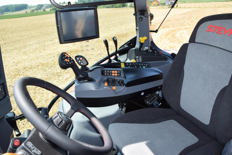 In de cabine vind je de nieuwe Multicontroller II-armleuning, die extra functies biedt in compact formaat. Met behulp van de S-Tech-touchscreenmonitor kunnen de bestuurders eenvoudig en gemakkelijk hydraulische functies en voertuigfuncties aan 3 toetsen op de Multicontroller II toewijzen.