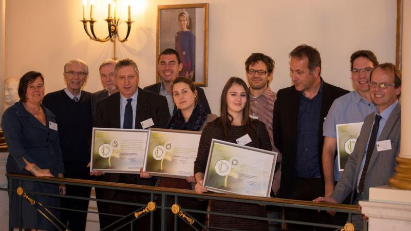 De winnaard van de prijzen op een rij, met Femke De Vis rechts van het midden.