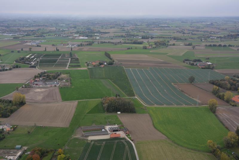 Een satellietbeeld laat, meer nog dan een luchtfoto zoals deze hierboven, toe om de  dynamiek van de teelten nauwkeuriger op te volgen.