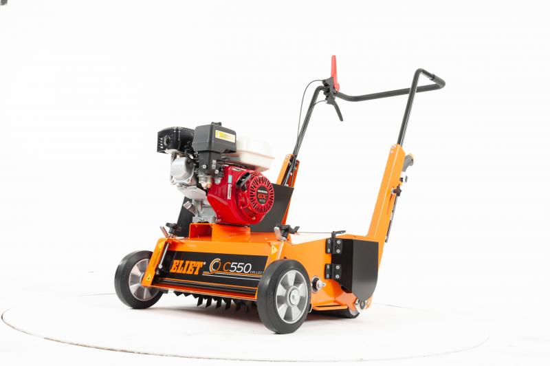 De Eliet C 550 ZR is een zelfrijdende verticuteerder. Deze machine verzamelt het uitgeharkt materiaal in een vijzel.