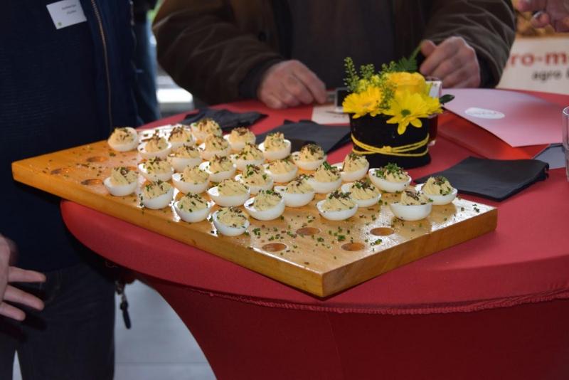 Een gekookt eitje met mousse van asperge en meelwormen werd geserveerd.