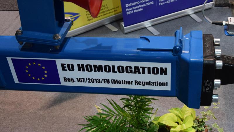 Landbouwvoertuigen (hoofdzakelijk getrokken werktuigen) moeten vanaf 1 januari voldoen aan nieuwe eisen. Let hierop als bezoeker en potentiële koper op Agribex.  Zie ook ons artikel op pagina 7.