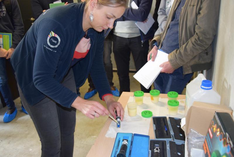 Els Stevens demonstreert hoe je met een (analoge) refractometer de biestkwaliteit kan meten.