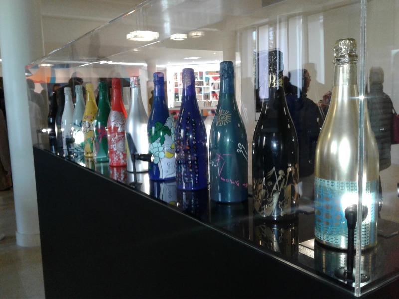 Sinds 1983 werkt Taittinger samen met hedendaagse kunstenaars voor de Champagne Taittinger Collection, voor het ontwerp van de fles en doos.