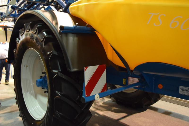De verstrengde wetgeving eist dat er geen scherpe randen meer zijn aan de machines. De spatborden krijgen zo afgeronde hoeken mee.