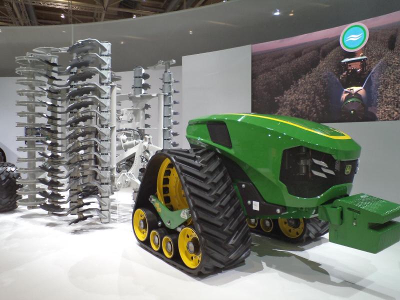 De autonome, elektrische John Deere met aangekoppelde schijveneg.
