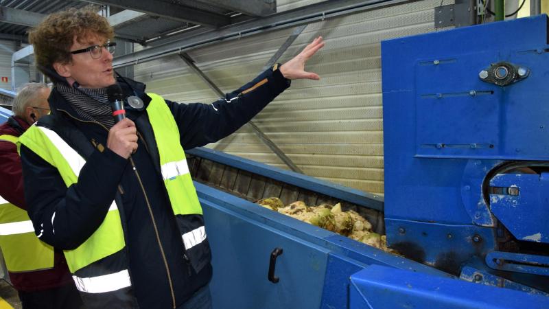 Van elke nieuwe vracht suikerbieten wordt een staal genomen, dat volledig wordt beoordeeld en geanalyseerd, toont directeur Erwin Boonen.