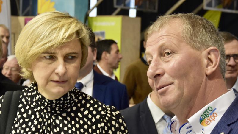 Voorzitter Rik Vandewildemeersch geeft uitleg aan Vlaams landbouwminister Hilde Crevits op de opening van Agro Expo Roeselare