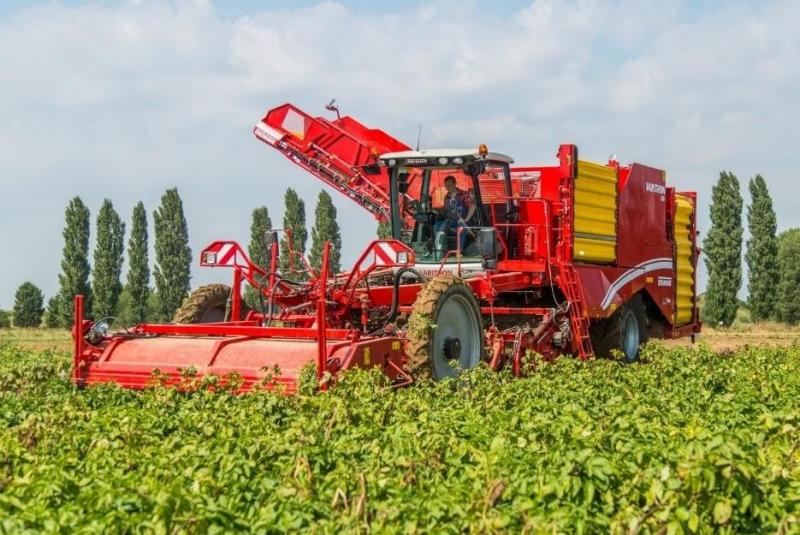 De vierrijige zelfrijdende aardappelrooier Varitron 470 met 7-tons NonstopBunker.