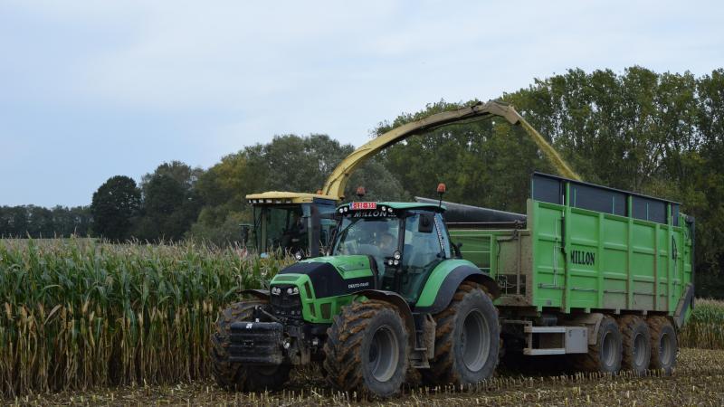 De zelfgebouwde silagebak op gereviseerd Record-onderstel in de bijpassende Deutz-Fahr- kleuren is het resultaat van een stevig stukje huisvlijt ten huize Millon.
