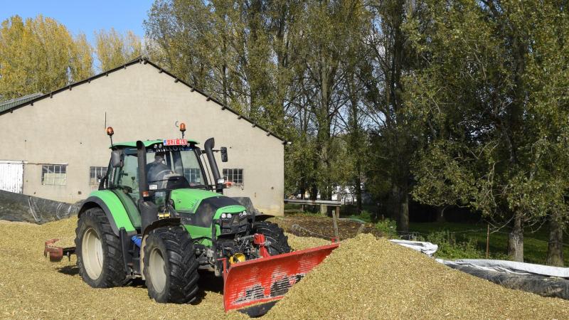 Voor het verdelen van maïs op de silo, kan er gebruik- gemaakt worden van een tractor met links een dubbel wiel, verdeelblad en rotoreg.