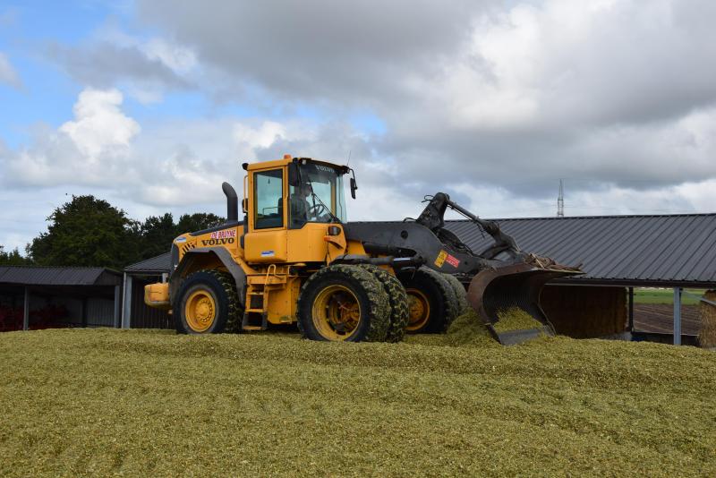 Landbouwers kunnen desgewenst een bulldozer de silo laten aanrijden. Nederlandse boeren vragen hier merkelijk meer naar dan Belgische.