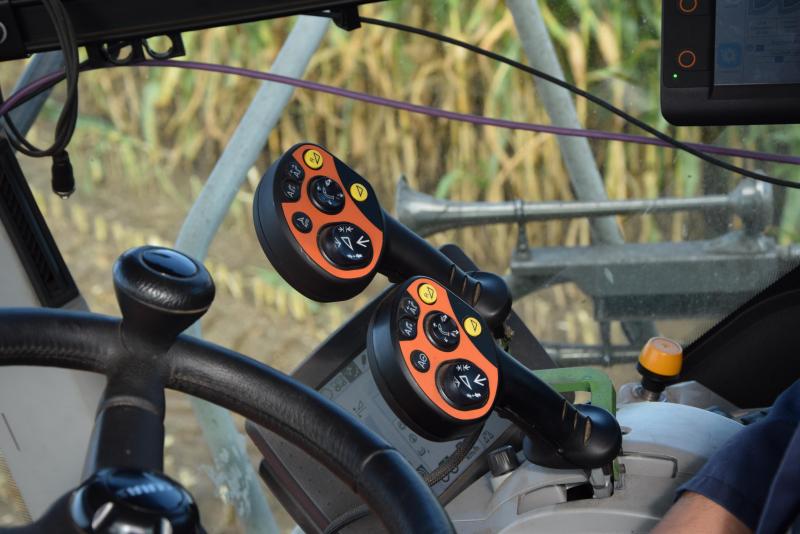 Om alle functies van de bunkerhakselaar te bedienen kwam er een tweede joystick bij in de cabine.