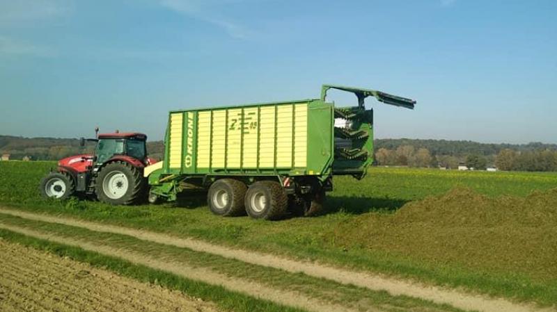 De dubbeldoelwagen wordt uiteraard ook ingezet om voordrooggras op te rapen.