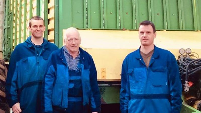 Enkele trouwe medewerkers van het loonbedrijf en zaakvoerder Frank Vankeerberghen (uiterst rechts op foto).