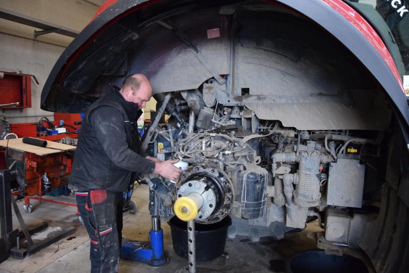 Vervangen van de filterdroger van de luchtdrukremmen.