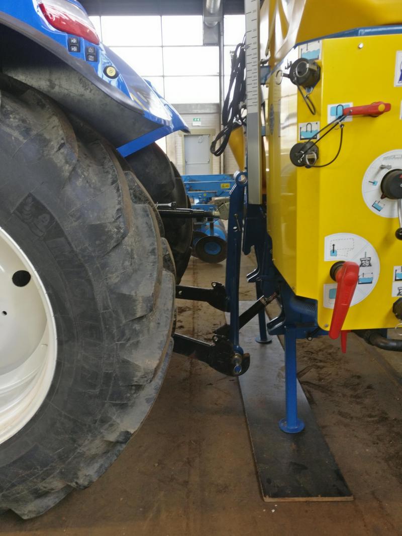 Rij bij het aankoppelen tot op een halve meter van de spuitmachine en koppel alle leidingen, kabels en aftakas met de trekker. Pik daarna de machine op in de  hefinrichting.