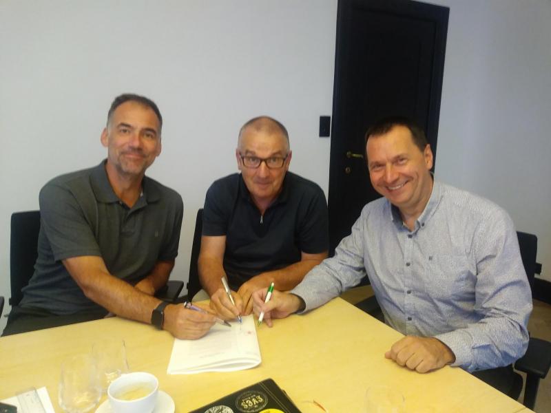 Bob Douliez, Luc De Bruyne en Patrick Vanbelleghem (v.l.n.r.) lanceerden de actie ‘Red de lente, koop planten veilig en lokaal!’.