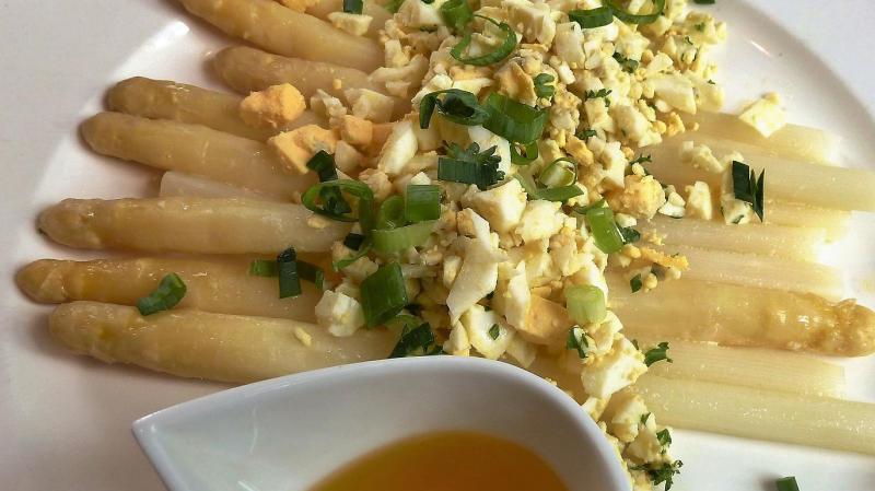 Door de sluiting van restaurants is de vraag naar asperges gedaald, wat zware druk zet op de prijs.
