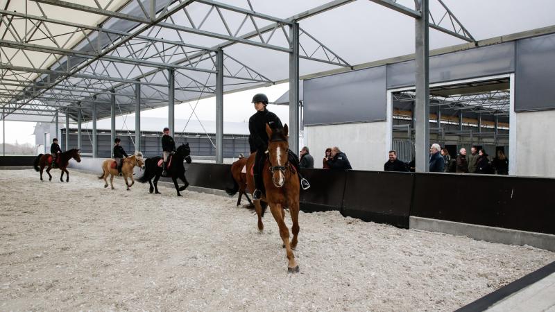 Naast de paardenstal kwam er een nieuwe rijpiste.