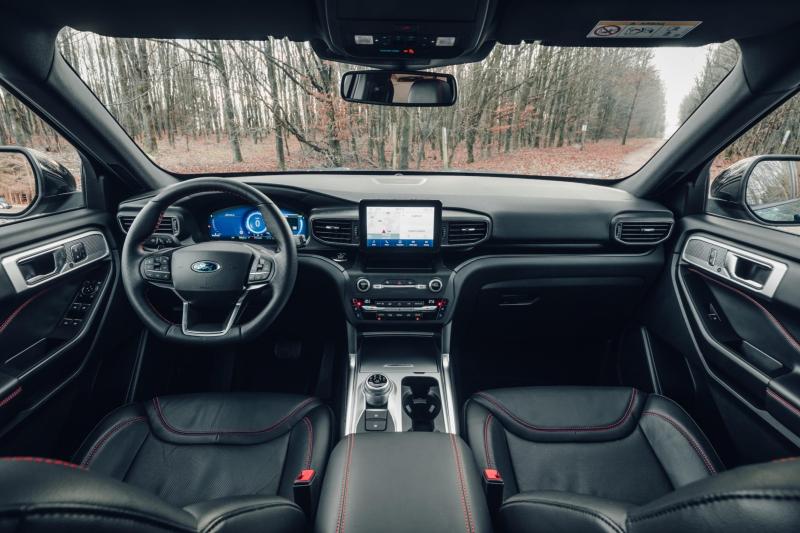 Seriematig is de Ford Explorer rijkelijk uitgerust: leren zetels, airco volgens 3 verschillende zone’s, geconnecteerd multimediasysteem, digitaal dashboard, intelligente Cruise Control, ...