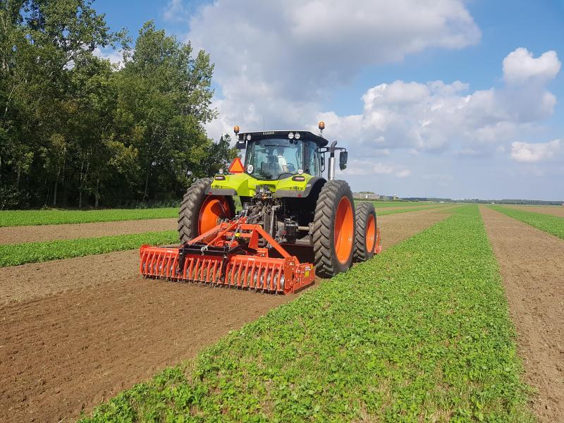 De aanschaf van speciale eigen machines (bijvoorbeeld voor de strokenteelt) kostte ook nog eens rond de 300.000 euro. Daarbij gaat het om het vervangen van loonwerk door eigen mechanisatie, omdat zijn teeltsysteem niet bij het machinepark van een loonwerker past.
